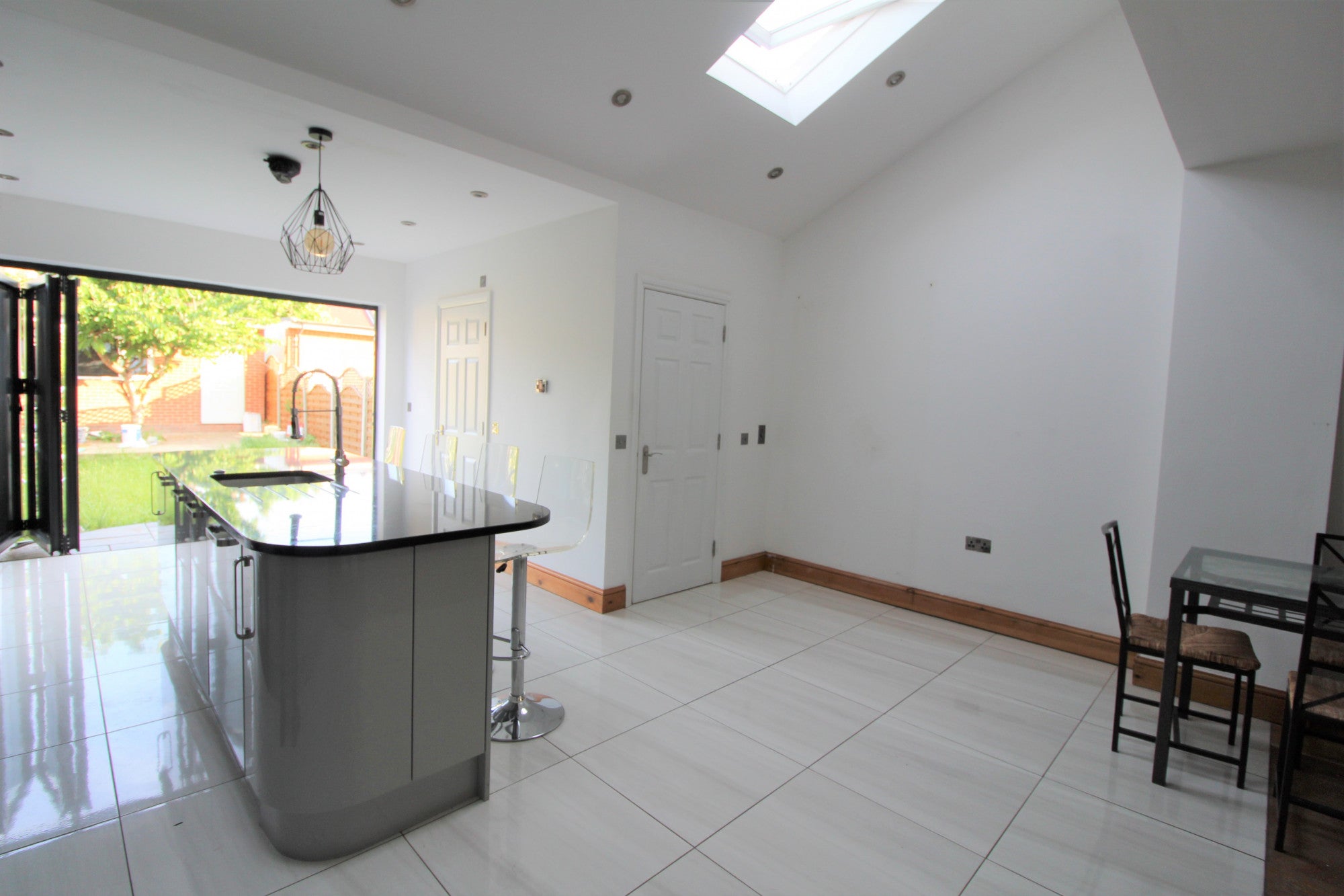 Flat Kensington Avenue in Greater London