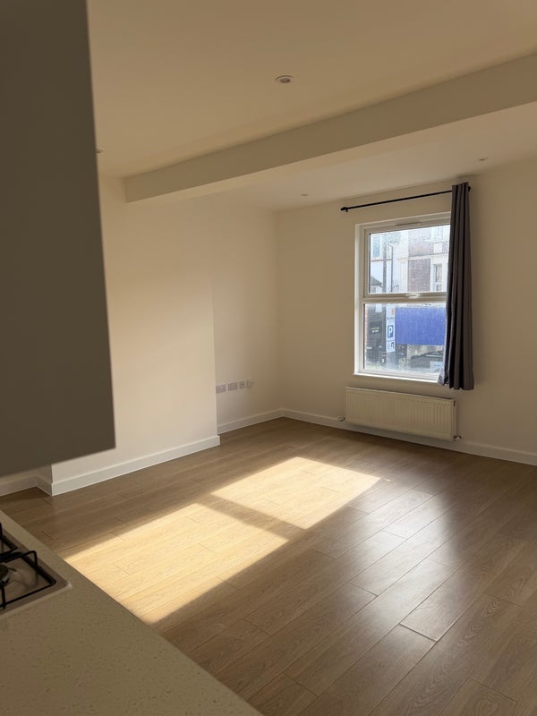 Room High Road in Greater London