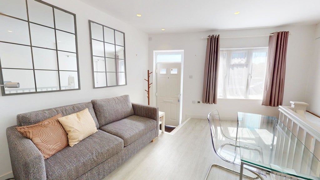 Flat Woodside Road in Greater London