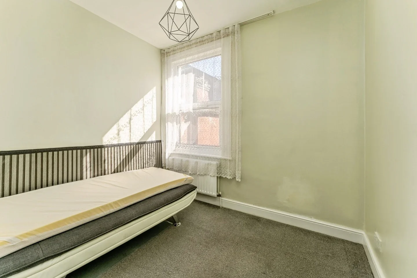 Flat Arnold Road in Greater London