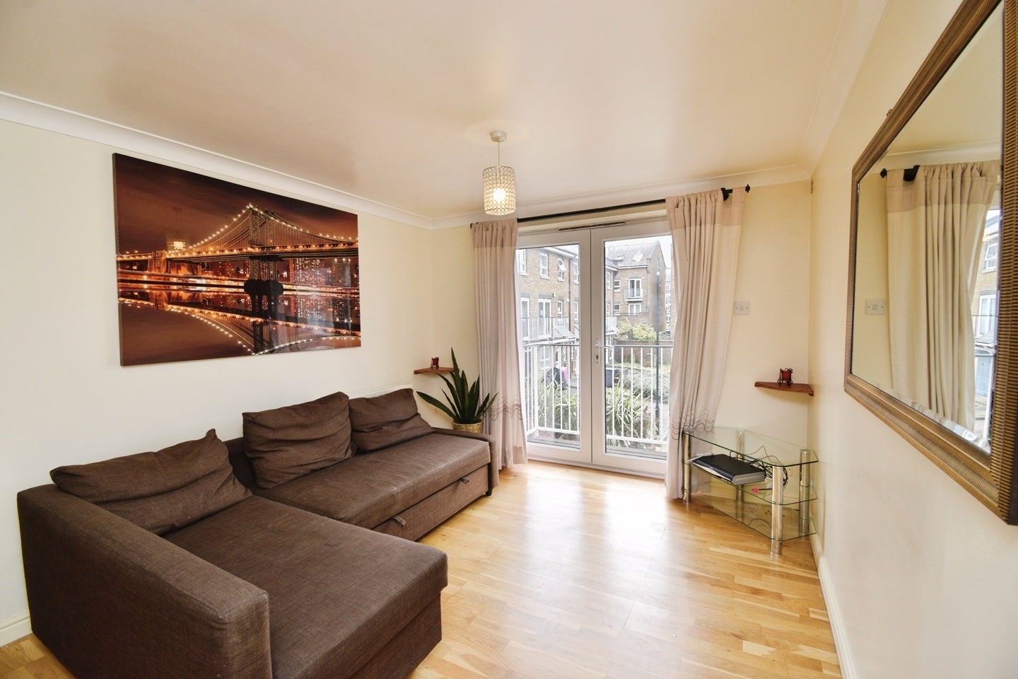 Flat Schooner Close in Greater London