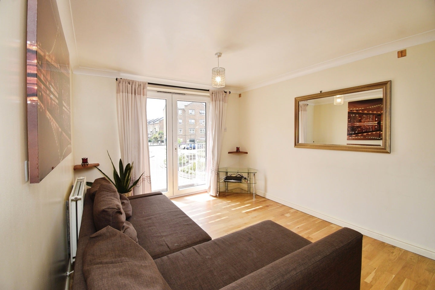 Flat Schooner Close in Greater London
