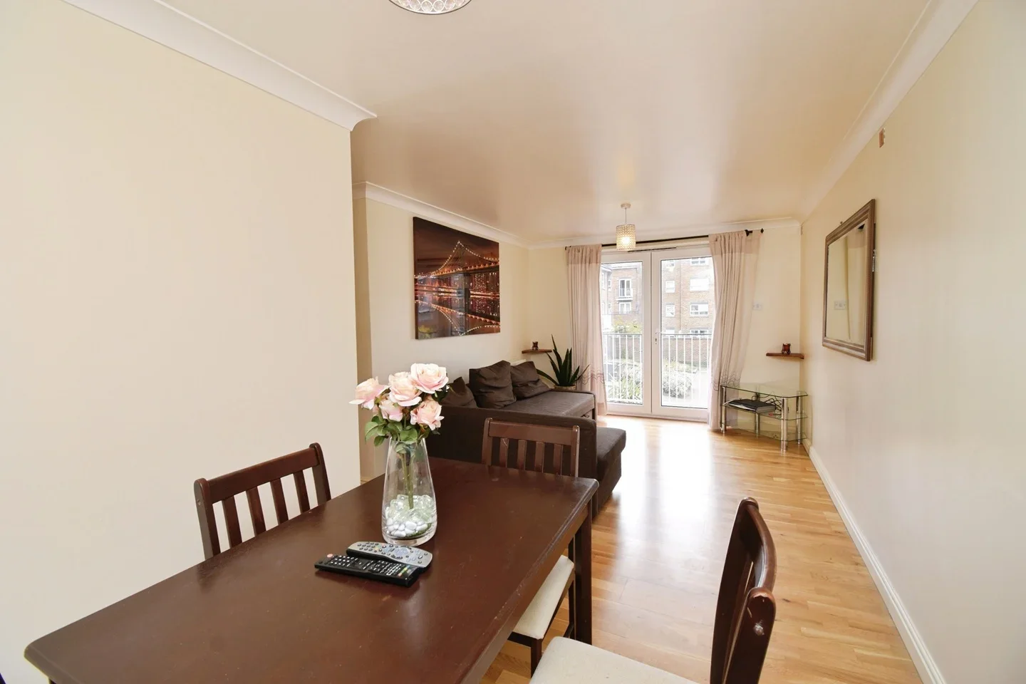 Flat Schooner Close in Greater London