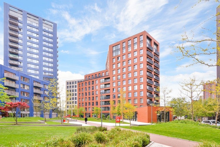 Flat Botanic Square in Greater London