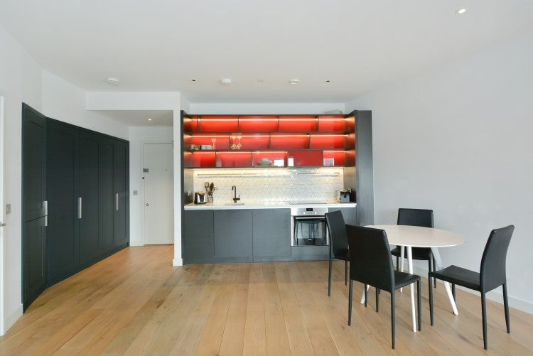 Flat Botanic Square in Greater London