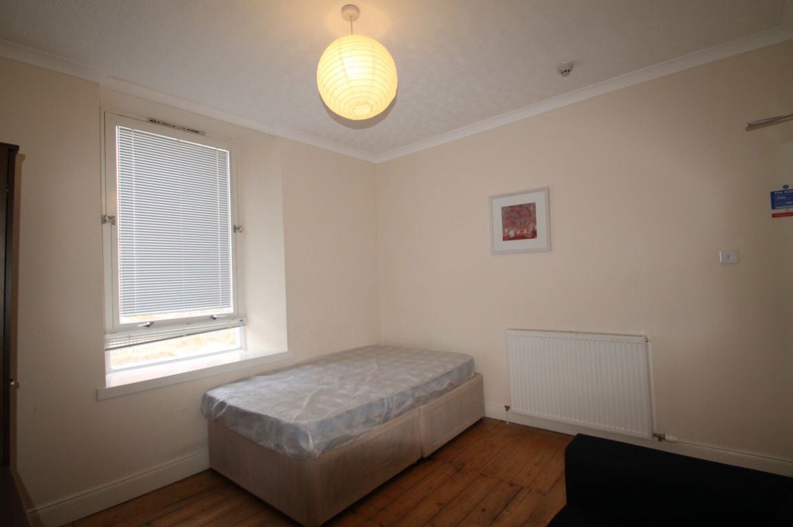 Room Cleghorn Street in Dundee