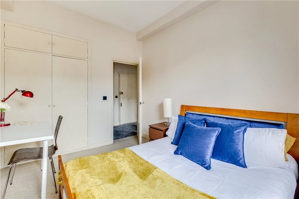 Flat Nevern Place in Greater London