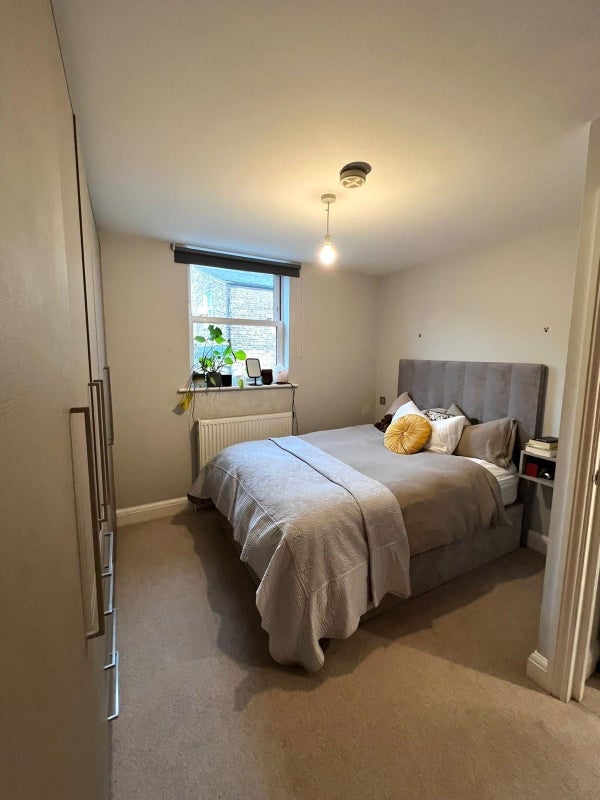 Flat Northcote Road in Greater London