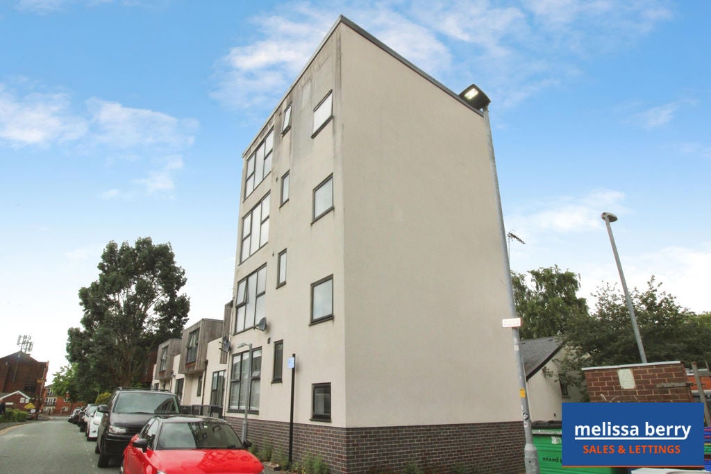 Flat Elm Grove in Prestwich