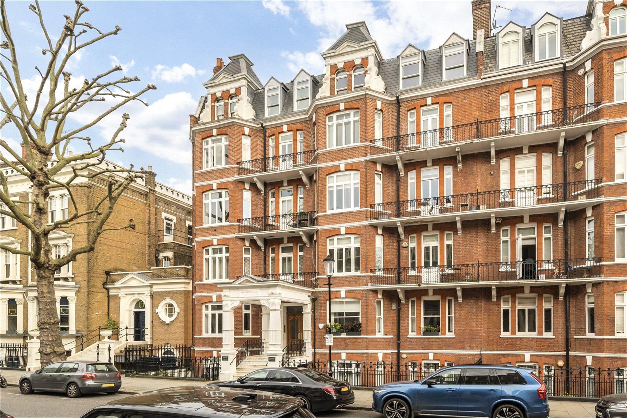 Flat Holland Park Gardens in Greater London