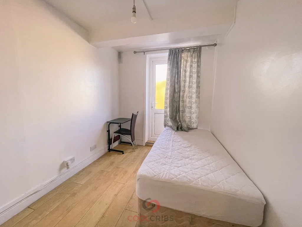 Flat Kember Street in Greater London