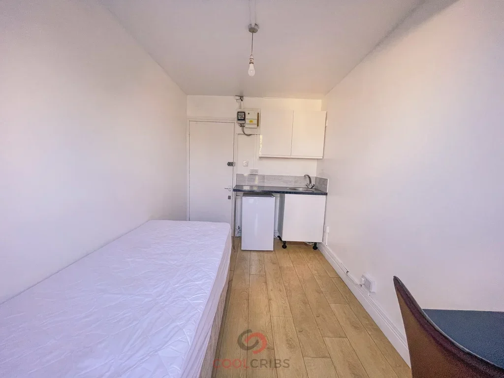 Flat Kember Street in Greater London
