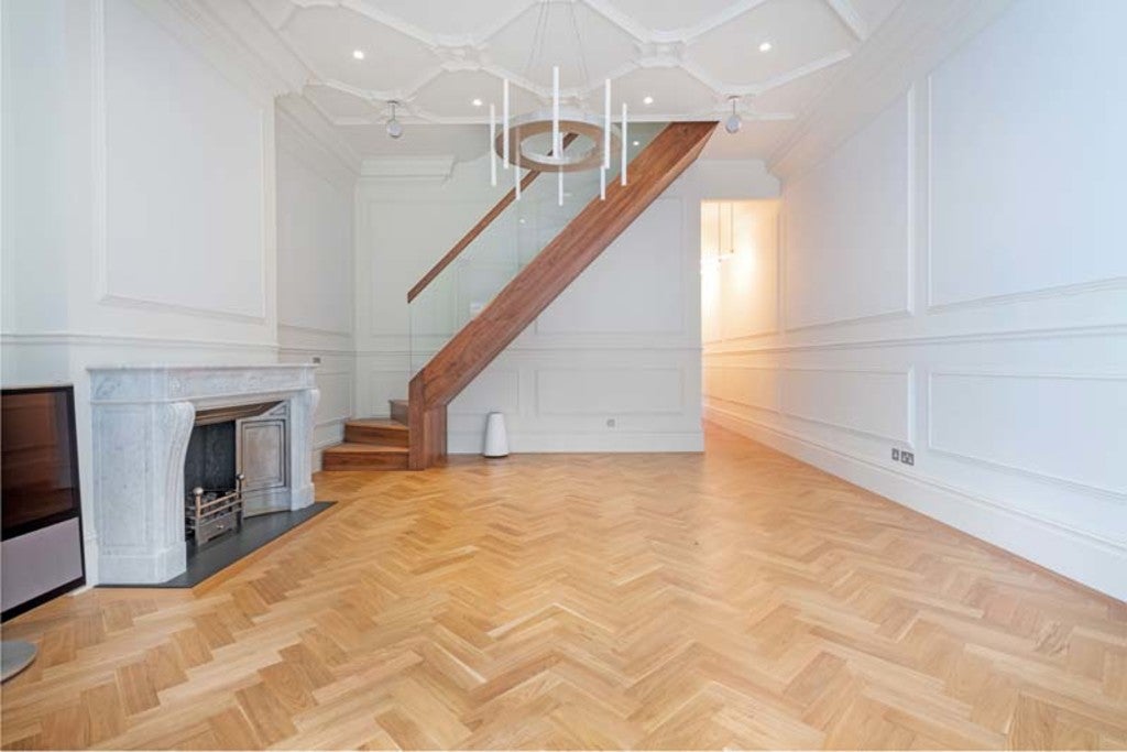 Flat Franklins Row in Greater London