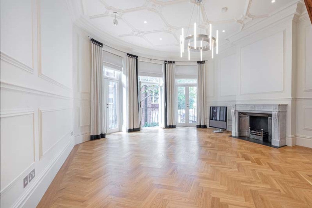 Flat Franklins Row in Greater London