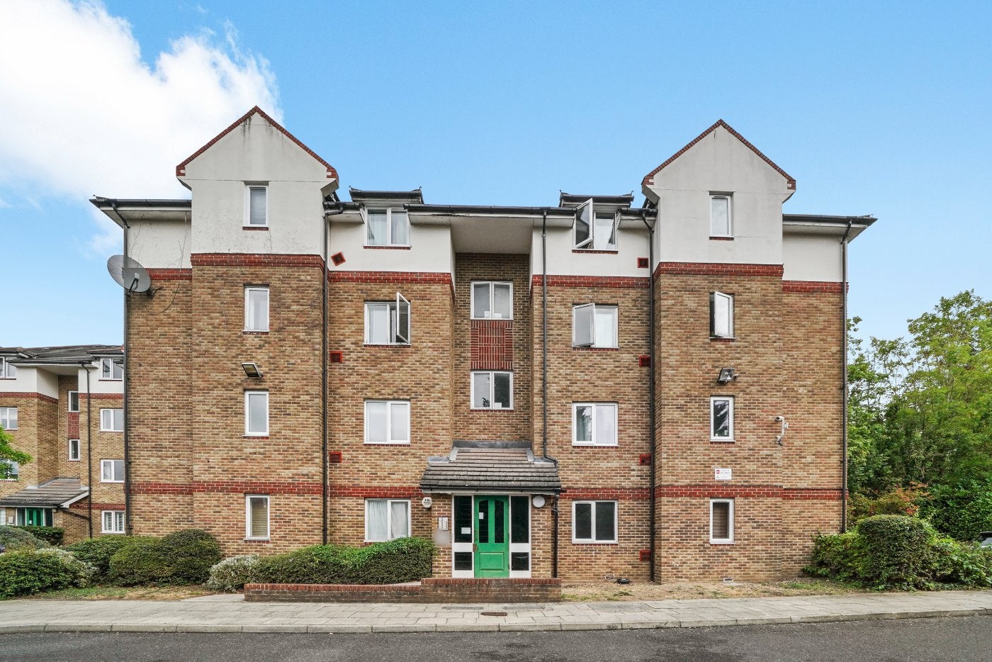 Flat Beacon Gate in Greater London