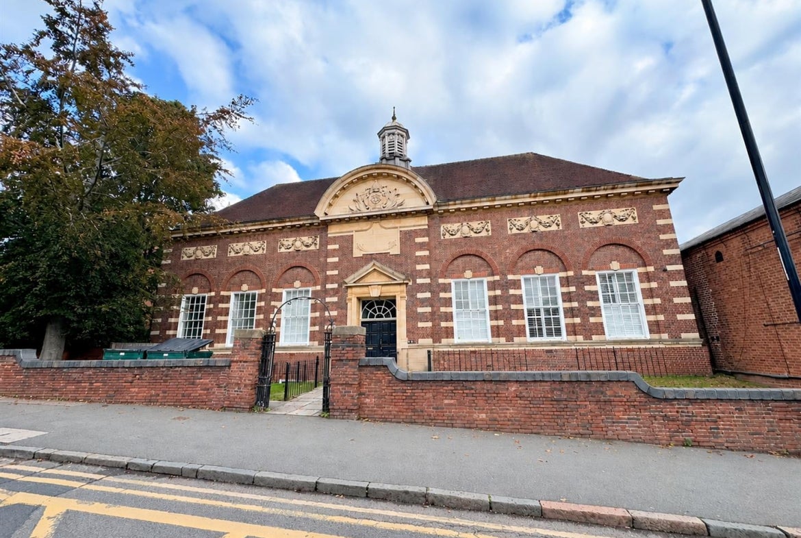 Flat Thornhill Road in Lichfield