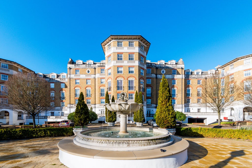 Flat Chapman Square in Greater London