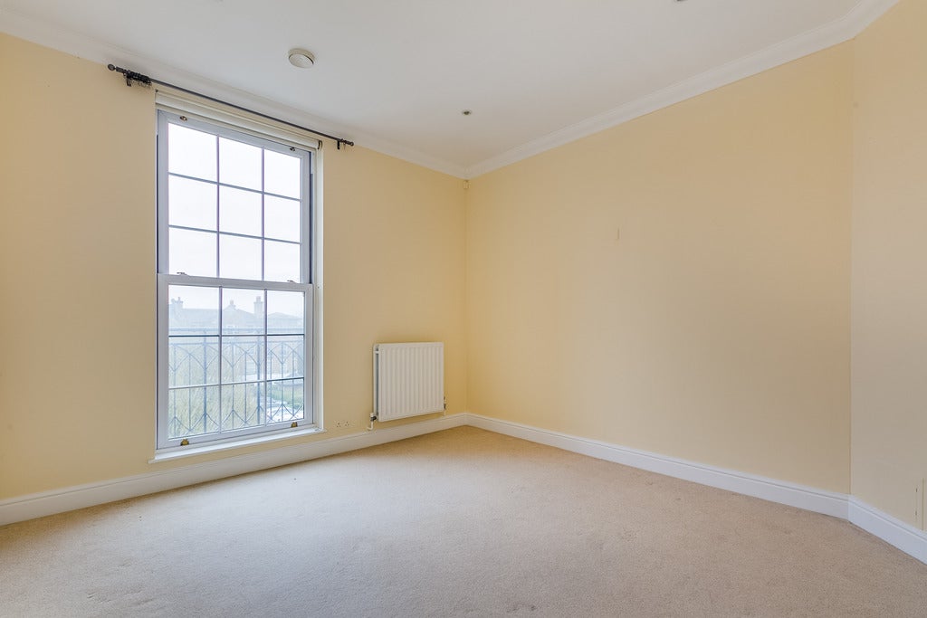 Flat Chapman Square in Greater London