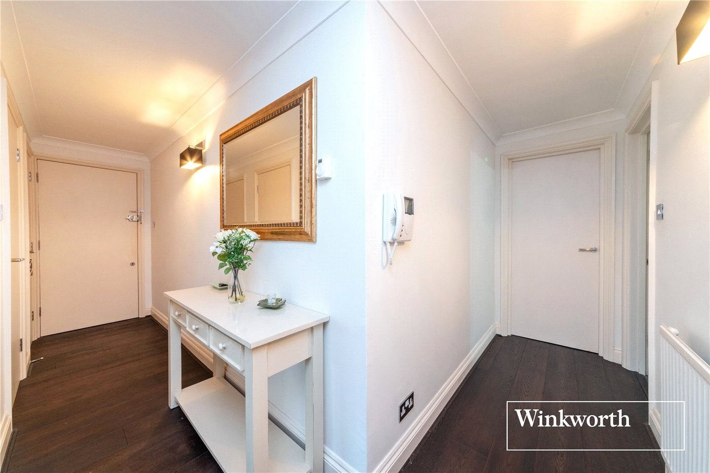 Flat Dollis Avenue in Greater London