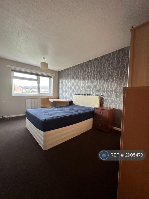 Room Wynford Road in Exeter