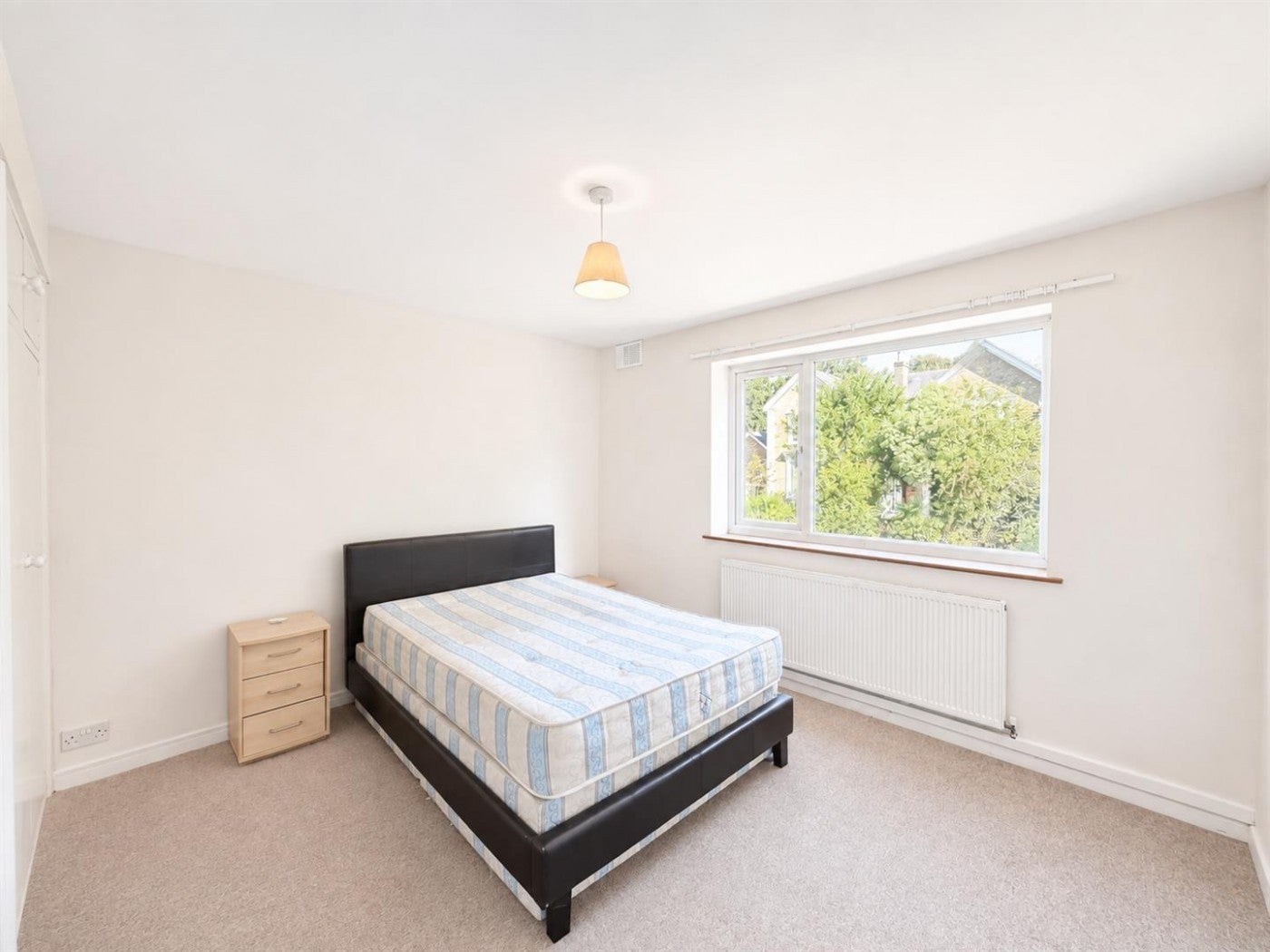 Flat Woodlands Grove in Greater London