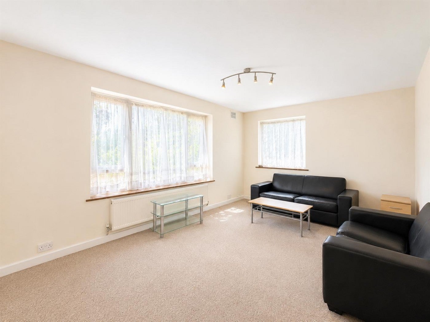Flat Woodlands Grove in Greater London