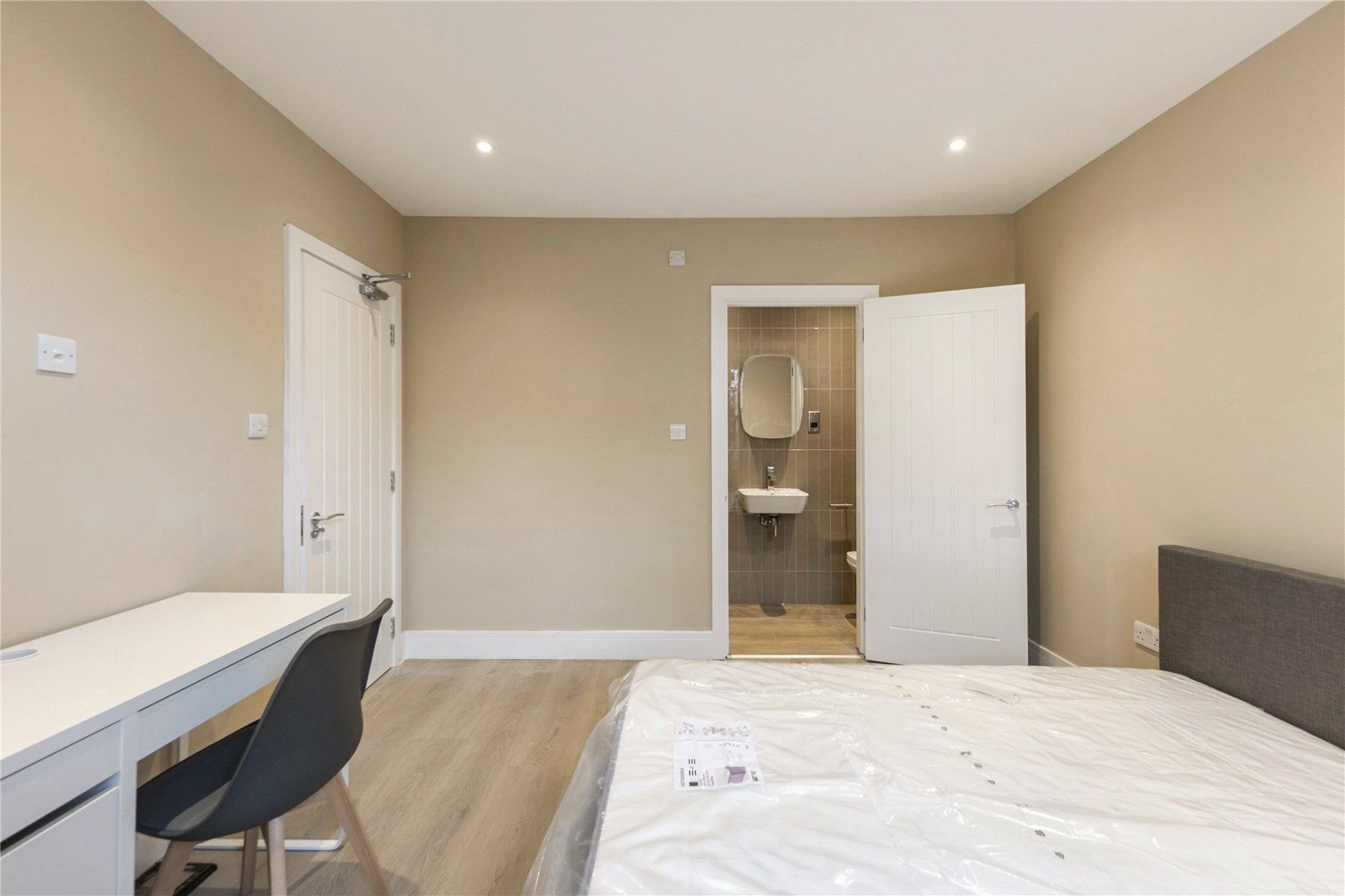 Flat Tunis Road in Greater London