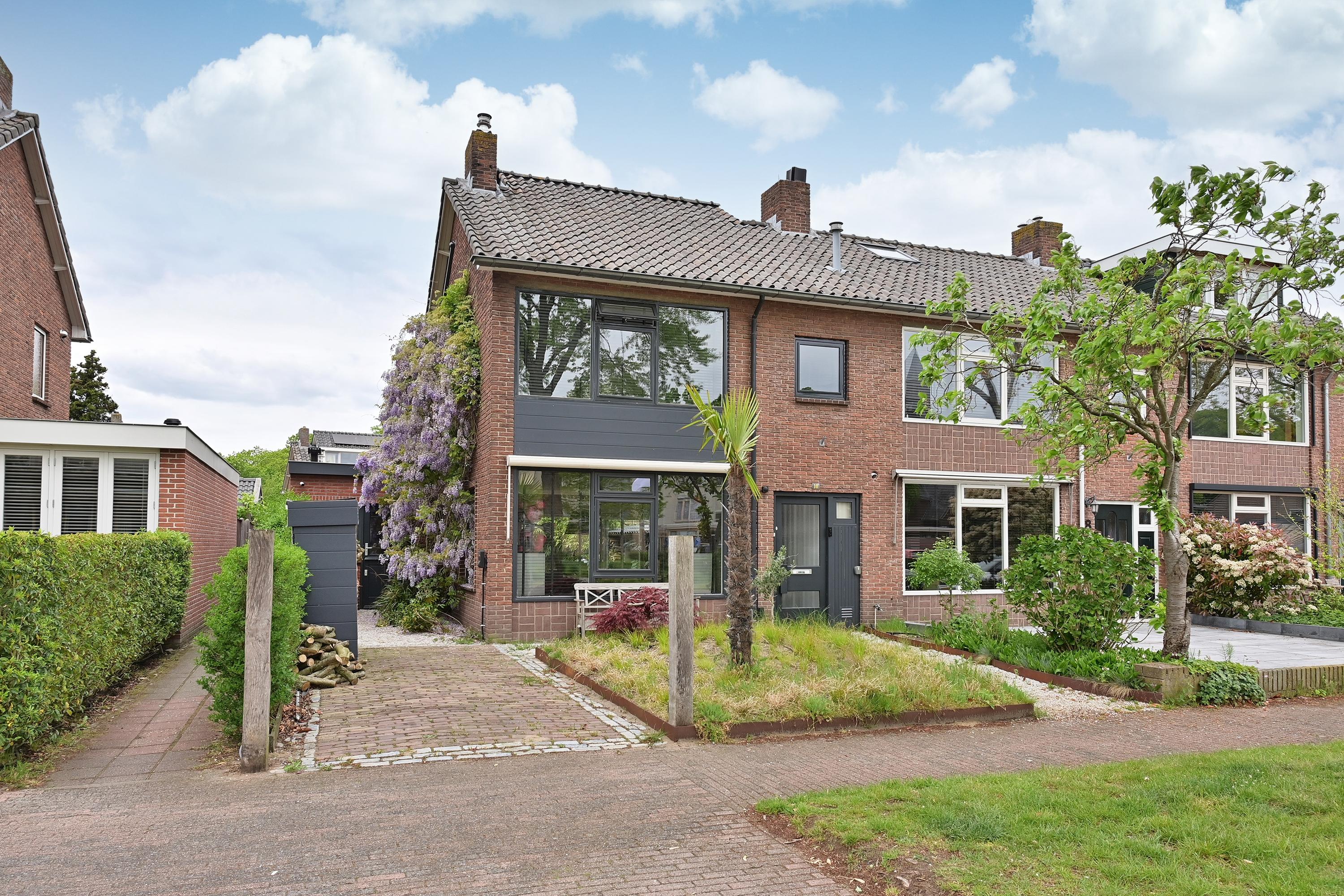 Huis De Savornin Lohmanlaan 10 in Huizen