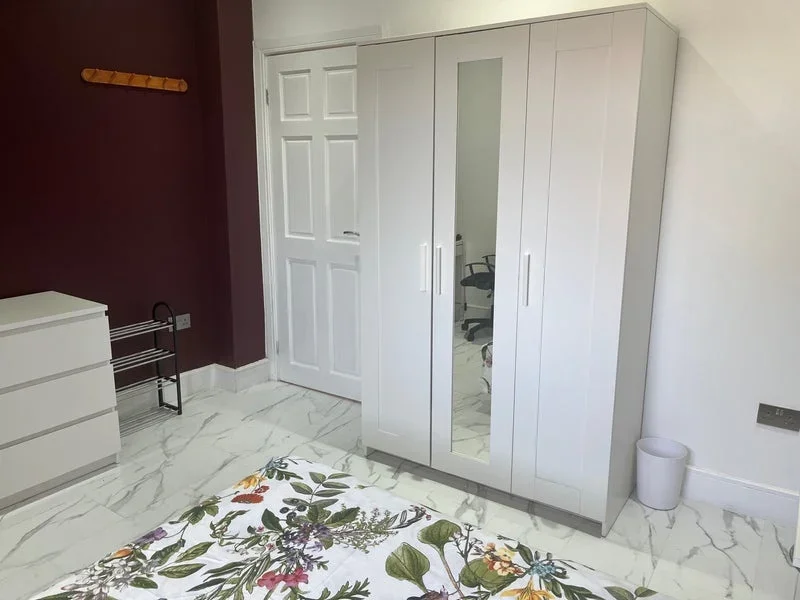 Room Grosvenor Avenue in Greater London
