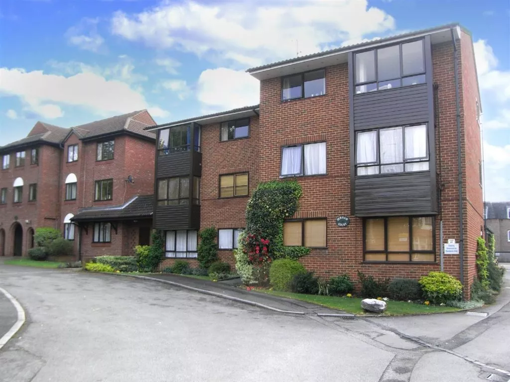 Flat Emlyn Lane in Mole Valley
