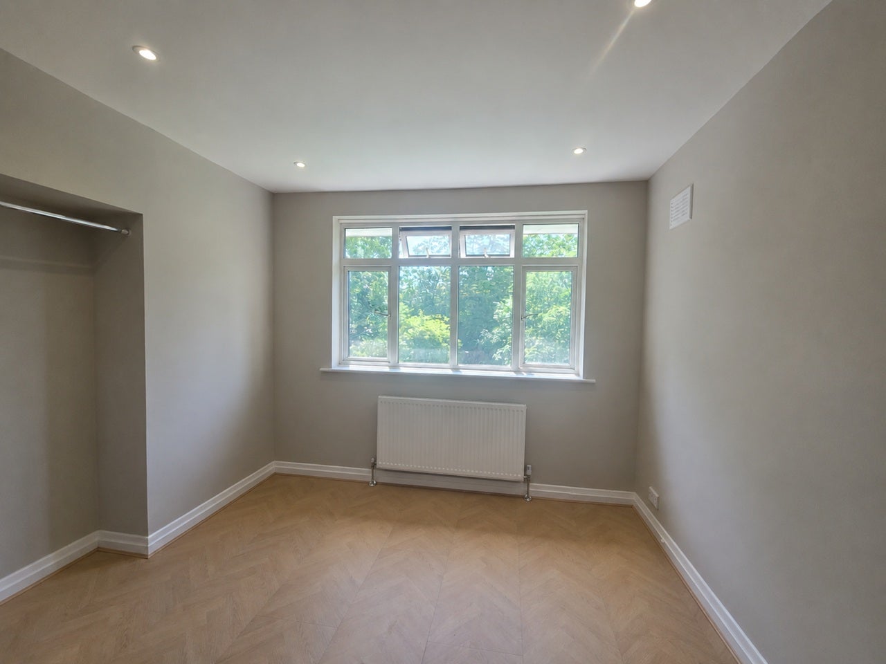 Flat Thurlow Park Road in Greater London