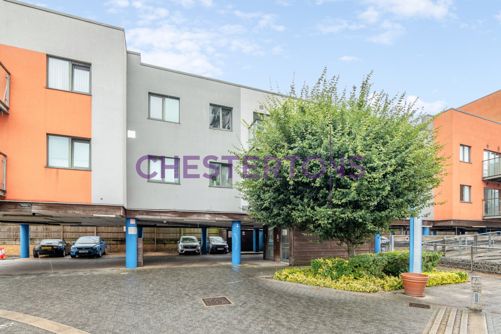 Flat Mast Quay in Greater London