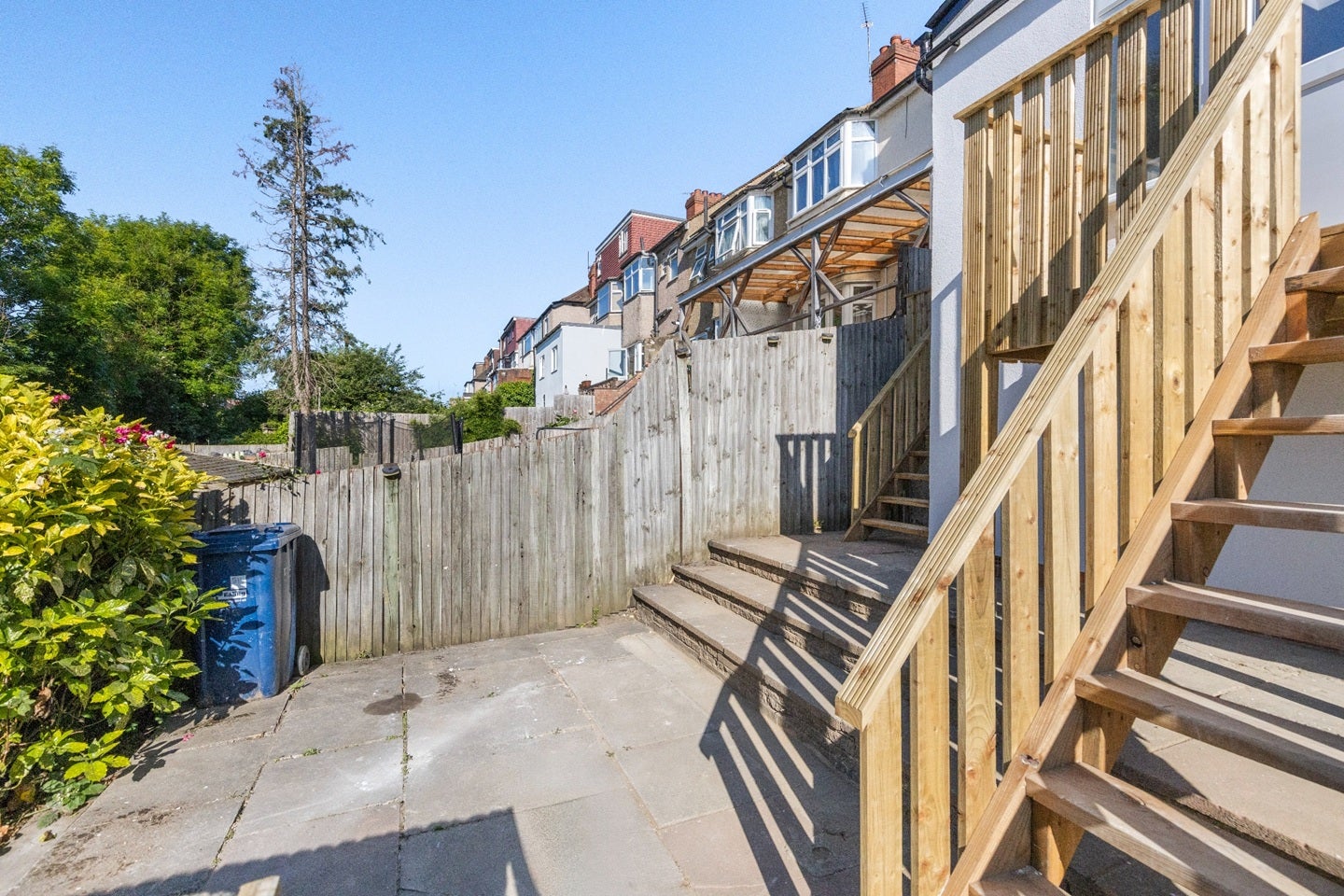 Flat Whitton Avenue West in Greater London
