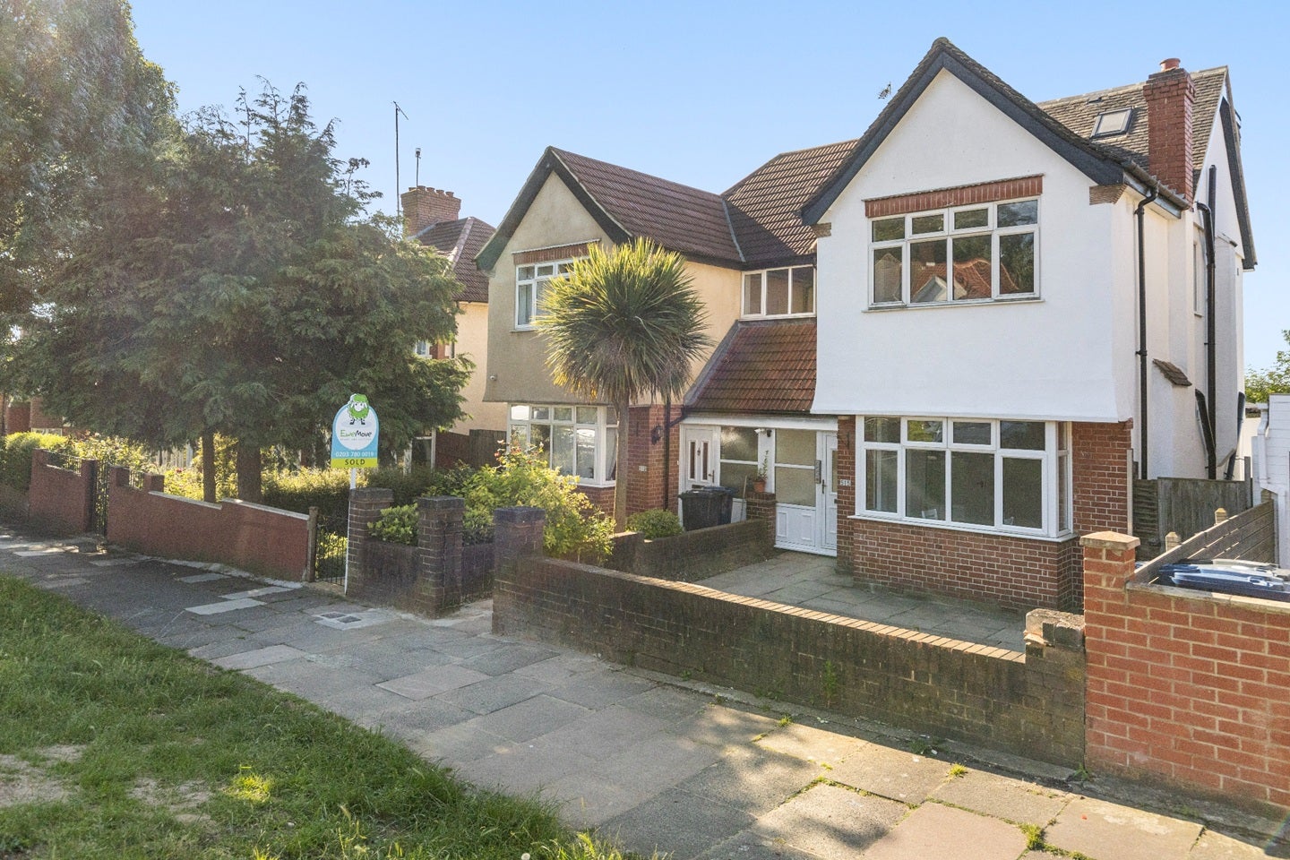 Flat Whitton Avenue West in Greater London