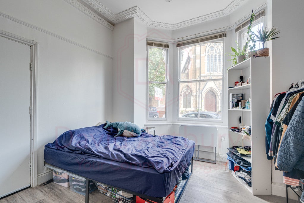 Flat Mazenod Avenue in Greater London