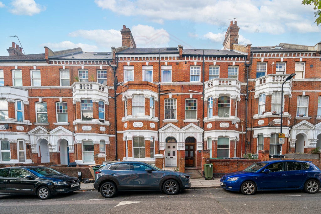Flat Mazenod Avenue in Greater London
