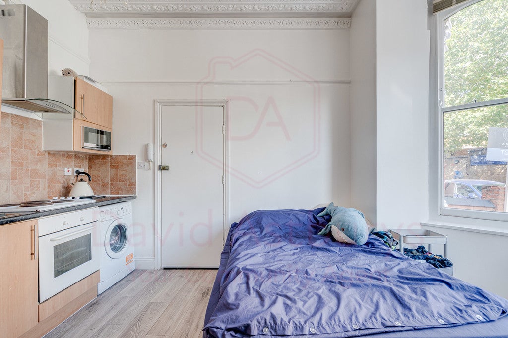 Flat Mazenod Avenue in Greater London