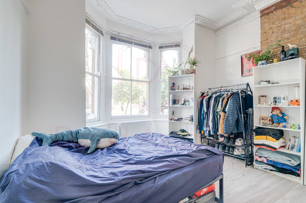 Flat Mazenod Avenue in Greater London