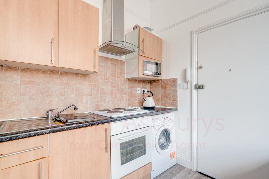 Flat Mazenod Avenue in Greater London