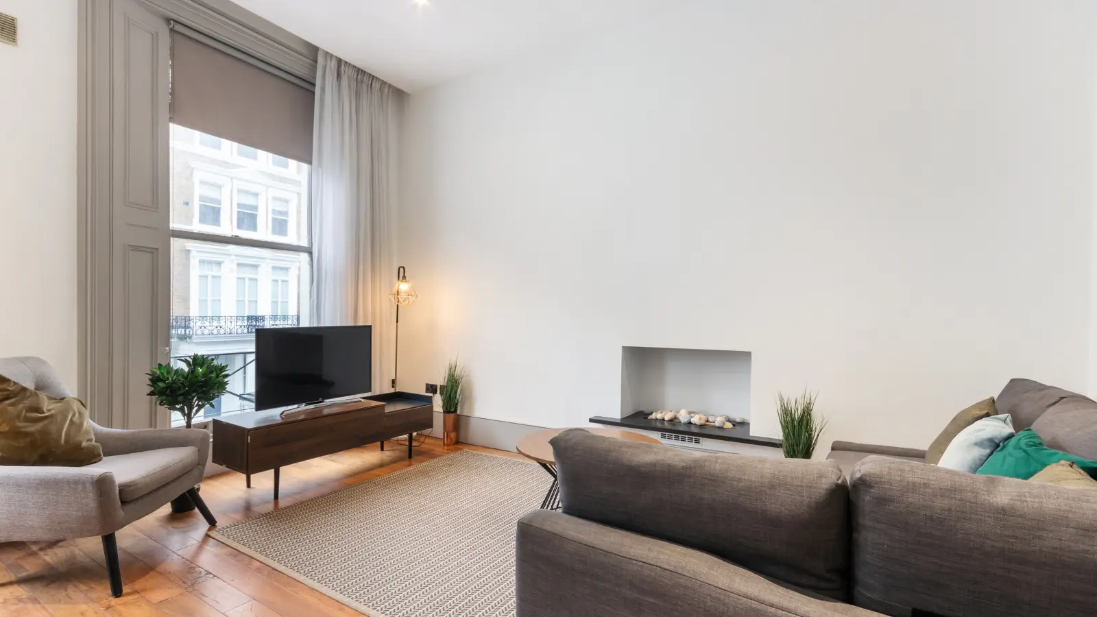Flat Courtfield Gardens in Greater London