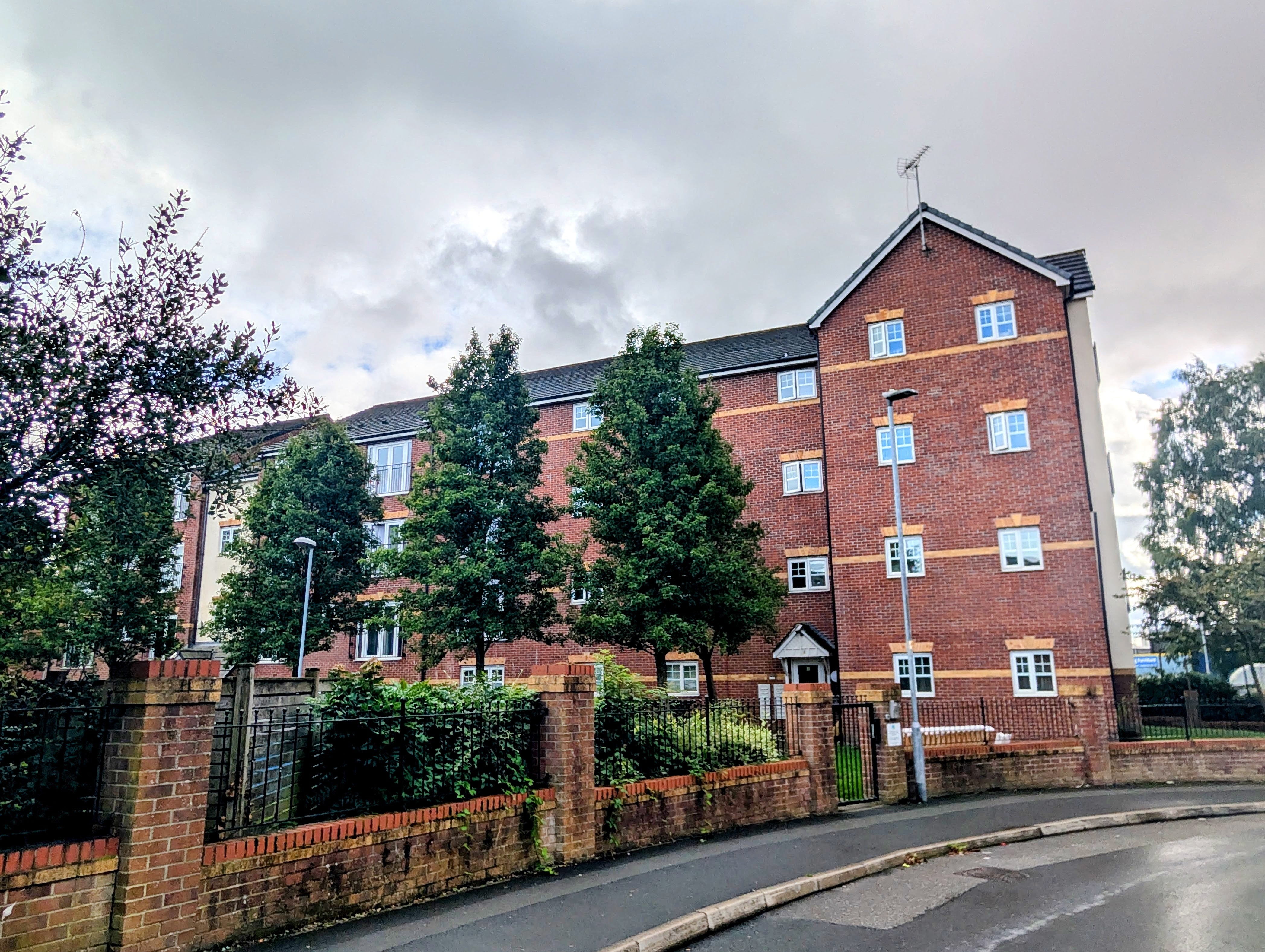 Flat Larch Gardens in Manchester
