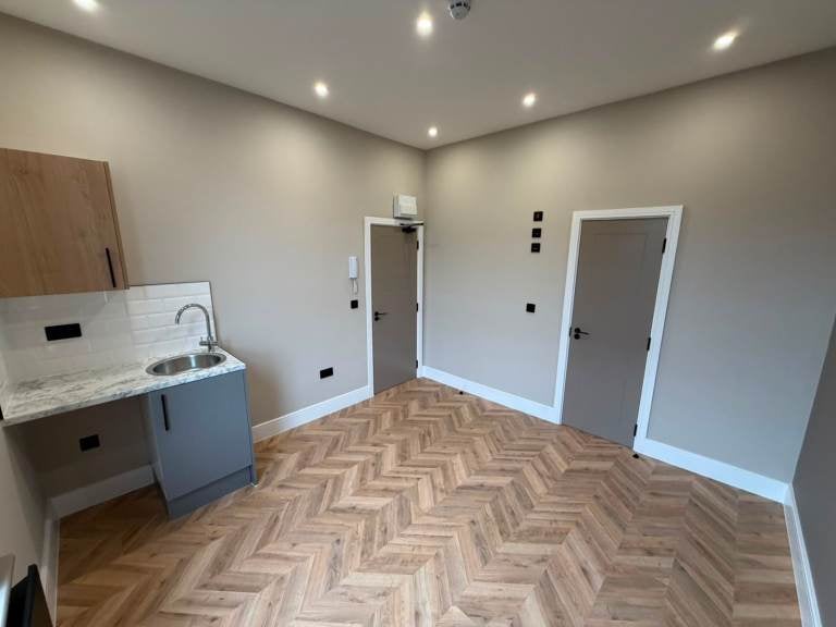 Flat Mayton Street in Greater London