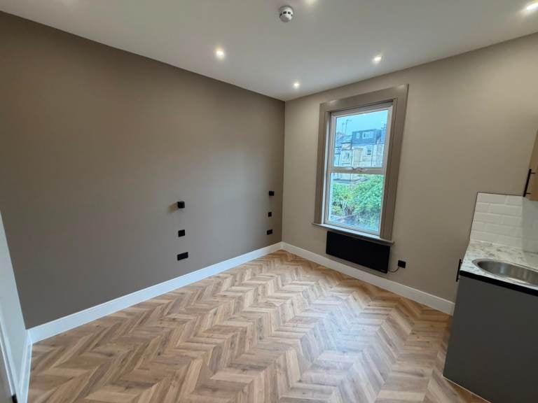 Flat Mayton Street in Greater London