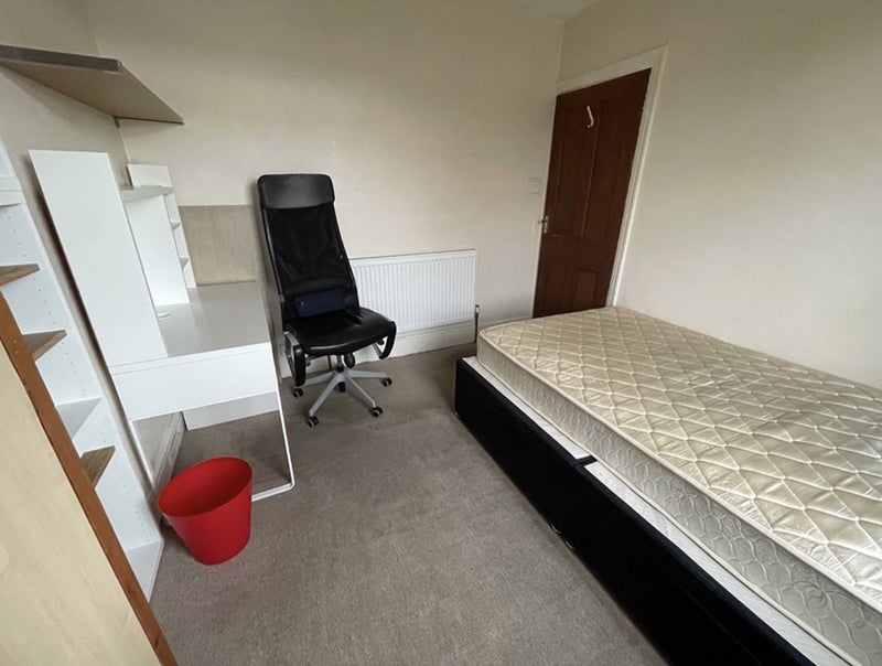 Room Charminster Road in Bristol