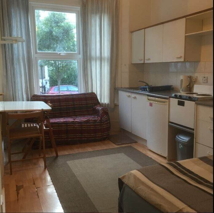Flat Cathnor Road in Greater London