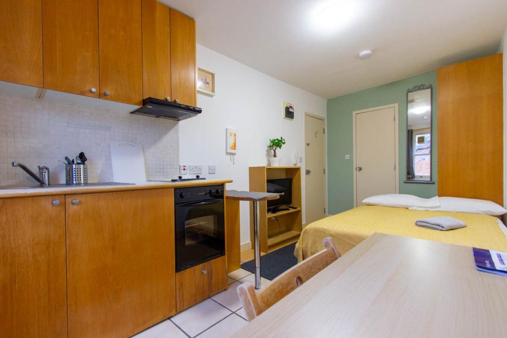Flat Penywern Road in Greater London