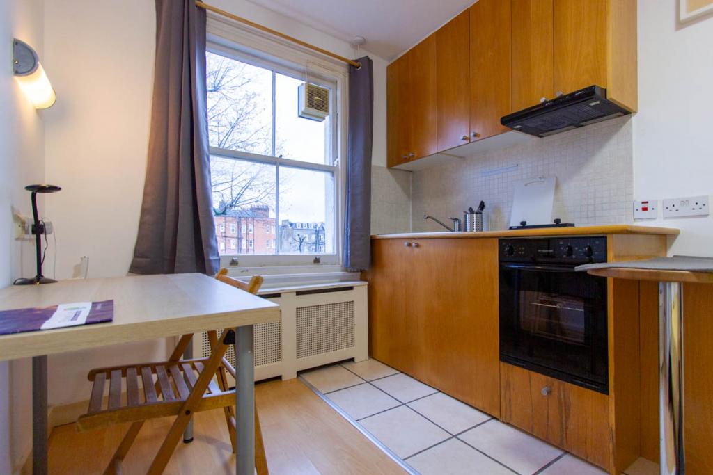Flat Penywern Road in Greater London