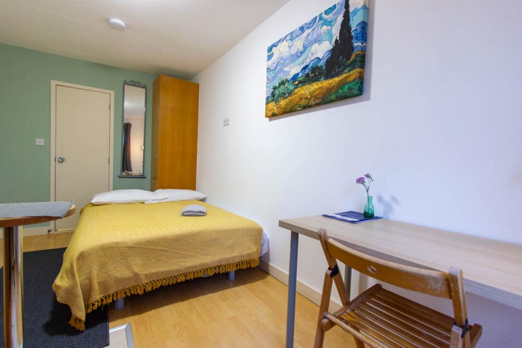 Flat Penywern Road in Greater London