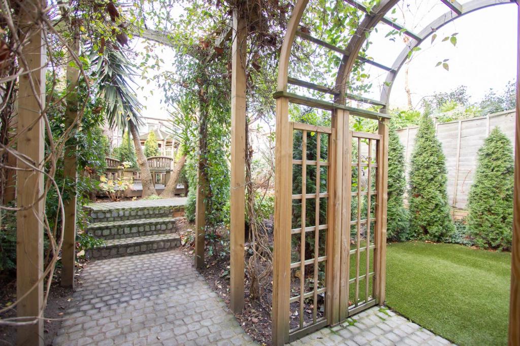 Flat Penywern Road in Greater London