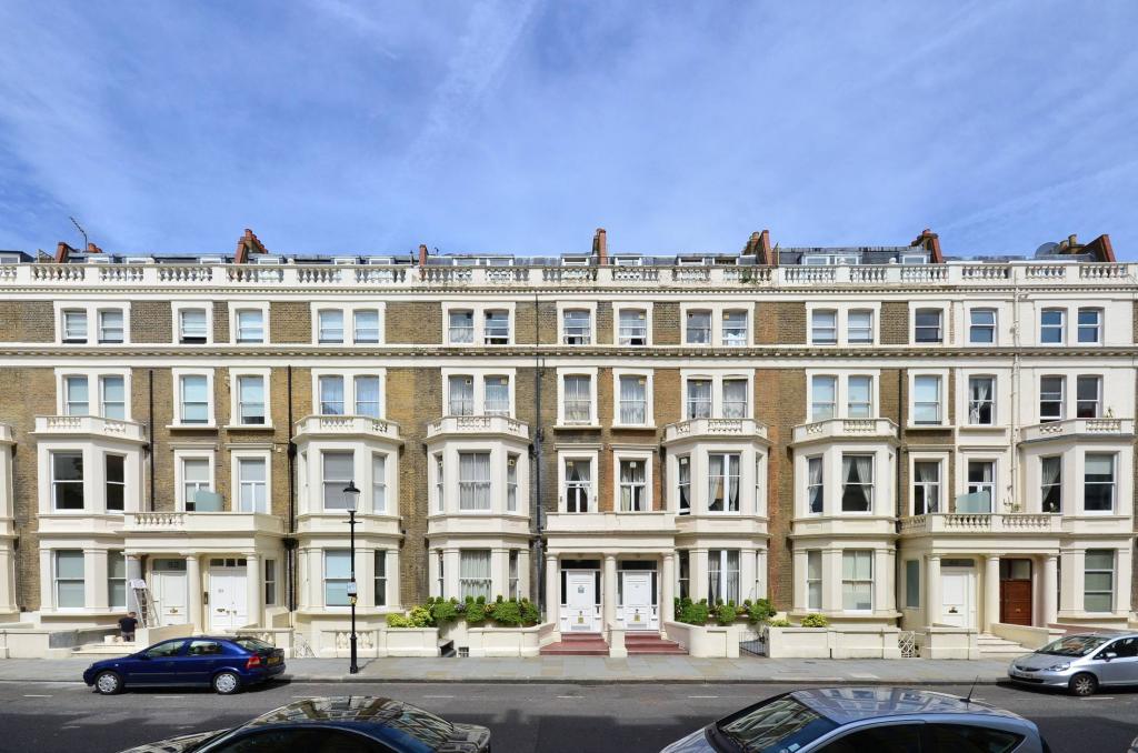 Flat Penywern Road in Greater London